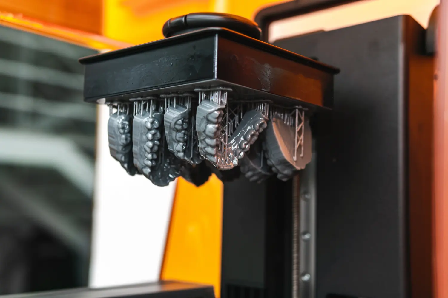 Kiefermodelle werden im Labor auf einem 3D-Drucker in Harz gedruckt.